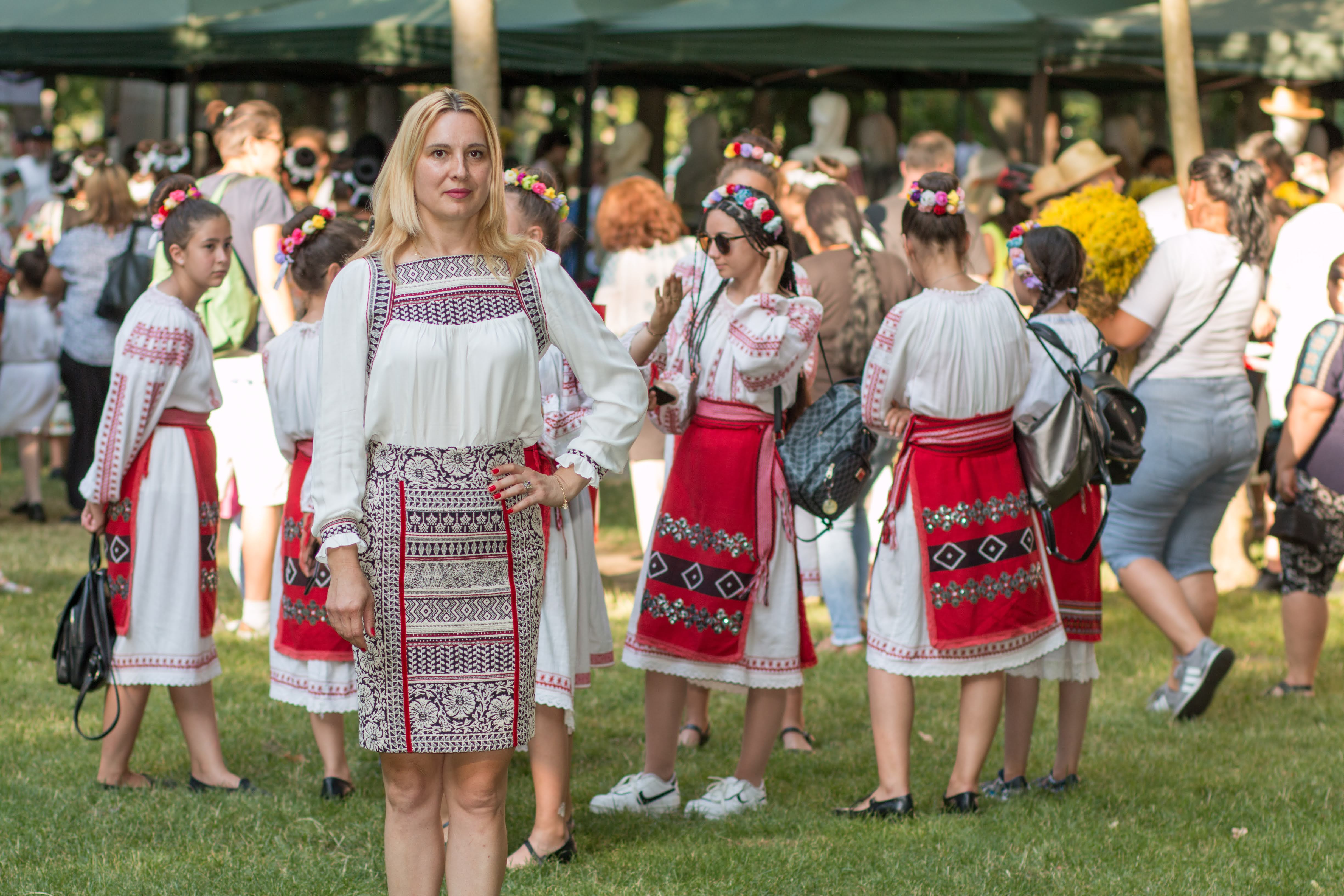 Comunitatea din Craiova sărbătorind în ii tradiționale